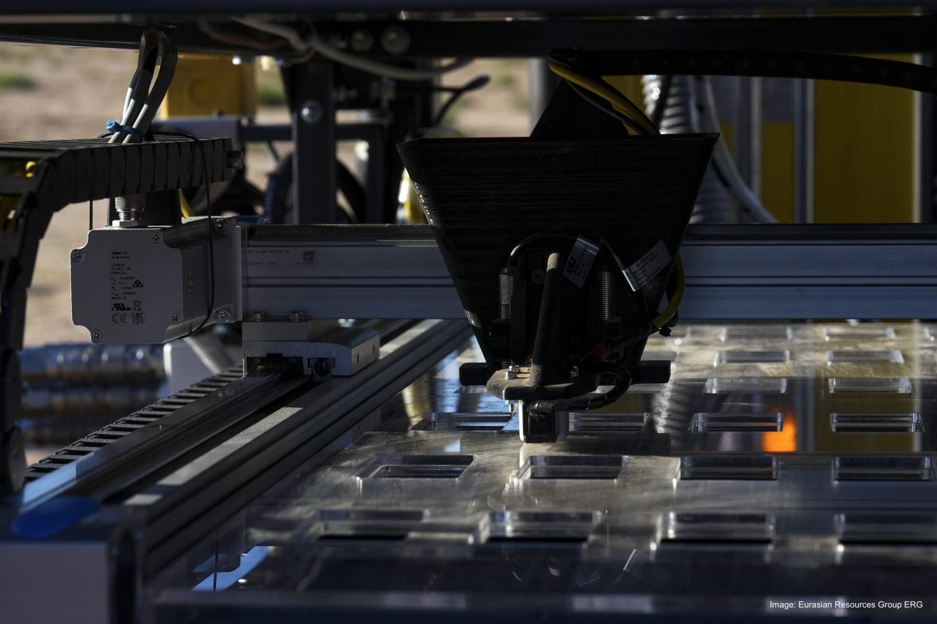 The sample tray with individualized containers. 